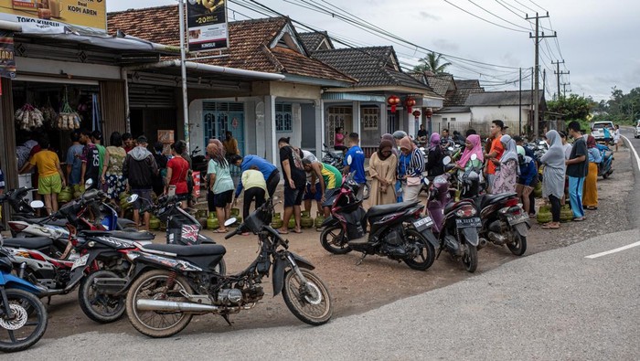 Warga Bangka Belitung Antre Panjang Beli Gas Elpiji 3 Kg Warga antre membeli gas elpiji 3 kg bersubsidi di salah satu pangkalan di Kecamatan Merawang, Kepulauan Bangka Belitung, Senin (27/1/2025). Pasokan gas elpiji 3 kg di daerah tersebut sempat terganggu akibat gelombang tinggi yang melanda perairan Bangka Belitung. ANTARA FOTO/Nova Wahyudi/rwa.