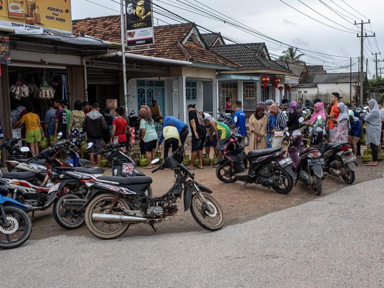 Warga Bangka Belitung Antre Panjang Beli Gas Elpiji 3 Kg
