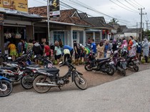 Warga Bangka Belitung Antre Panjang Beli Gas Elpiji 3 Kg