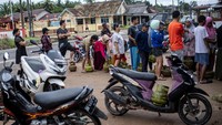Akibatnya warga harus antre panjang untuk mendapatkan stok gas elpiji 3 kg.