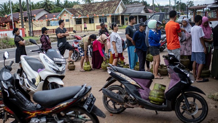 Warga Bangka Belitung Antre Panjang Beli Gas Elpiji 3 Kg Warga antre membeli gas elpiji 3 kg bersubsidi di salah satu pangkalan di Kecamatan Merawang, Kepulauan Bangka Belitung, Senin (27/1/2025). Pasokan gas elpiji 3 kg di daerah tersebut sempat terganggu akibat gelombang tinggi yang melanda perairan Bangka Belitung. ANTARA FOTO/Nova Wahyudi/rwa.