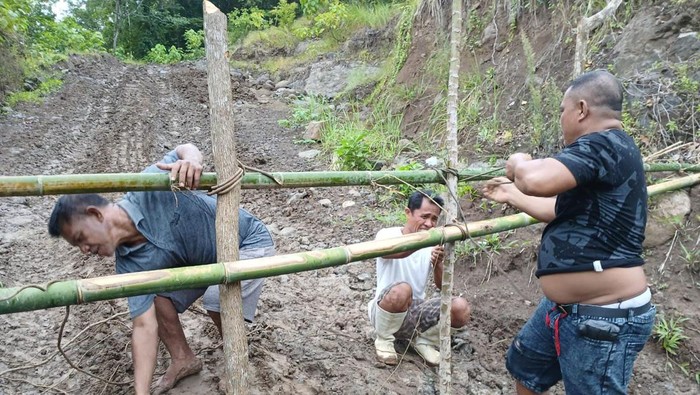 Warga di Bone Bolango memblokade akses jalan perusahaan tambang emas.