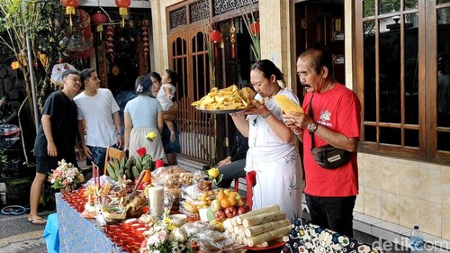 Warga etnis Tionghoa di Carangsari, Badung, Bali, sembahyang leluhur jelang Tahun Baru Imlek 2576 Kongzili, Rabu (29/1/2025). (Agus Eka)