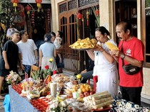 Meneropong Warga Tionghoa di Carangsari Sembahyang Leluhur Jelang Imlek