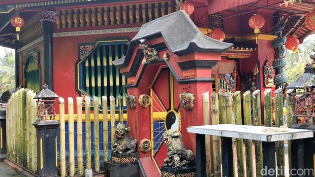 Warga etnis Tionghoa di Carangsari, Badung, Bali, sembahyang leluhur jelang Tahun Baru Imlek 2576 Kongzili, Rabu (29/1/2025). (Agus Eka)
