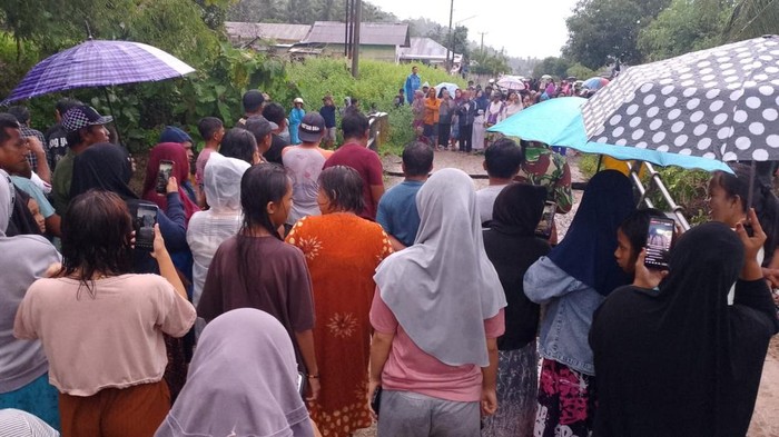 Warga memadati area dekat jembatan yang ambruk di Pohuwato, Gorontalo. Dokumen Istimewa