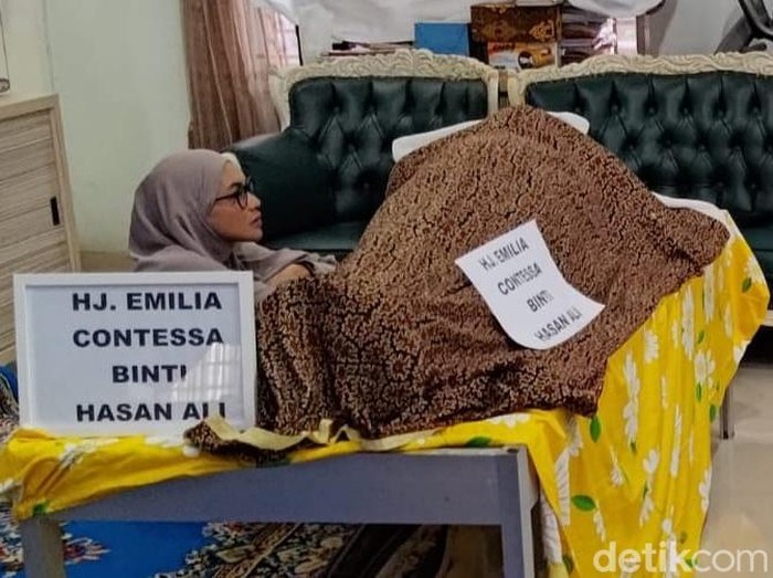 warga takziyah di rumah duka emilia contessa di banyuwangi