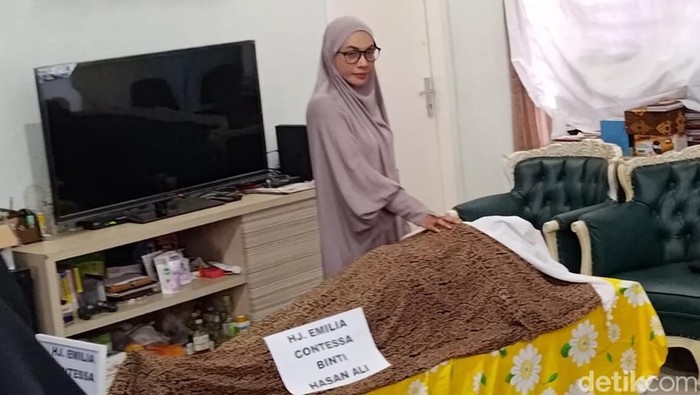 warga takziyah di rumah duka emilia contessa di banyuwangi