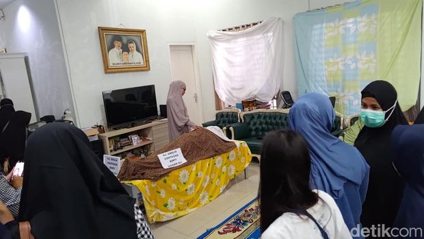 warga takziyah di rumah duka emilia contessa di banyuwangi