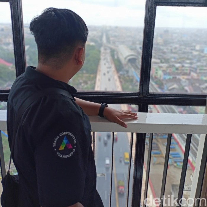 Wisatawan menikmati Kota Palembang dari ketinggian