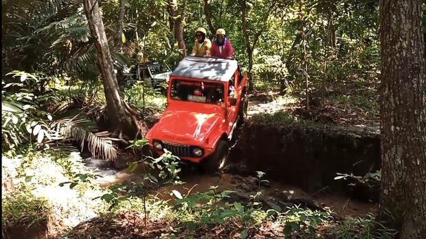 Wisatawan menjajal trek ekstrem Jip Wisata Gamplong di Hutan Wana Rahayu, Gamplong, Sumberrahayu, Moyudan, Sleman.