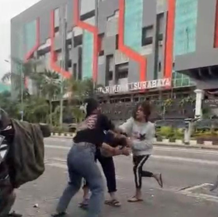 2 Remaja Keroyok 1 remaja di Area Balai Kota Surabaya