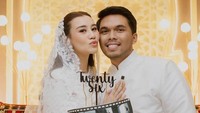 Aaliyah Massaid dan Thariq Halilintar tampil memakai busana muslim serba putih pada momen pengajian 4 bulanan kehamilan Aaliyah. Foto: dok. Instagram Aaliyah Massaid