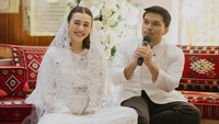 Aaliyah Massaid selalu terlihat tersenyum di samping Thariq Halilintar. Foto: dok. Instagram Aaliyah Massaid