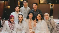 Angelia Sondakh dan Zahwa terlihat datang bersama beberapa keluarga ke acara pengajian 4 bulan kehamilan Aaliyah Massaid. Foto: dok. Instagram Angelina Sondakh