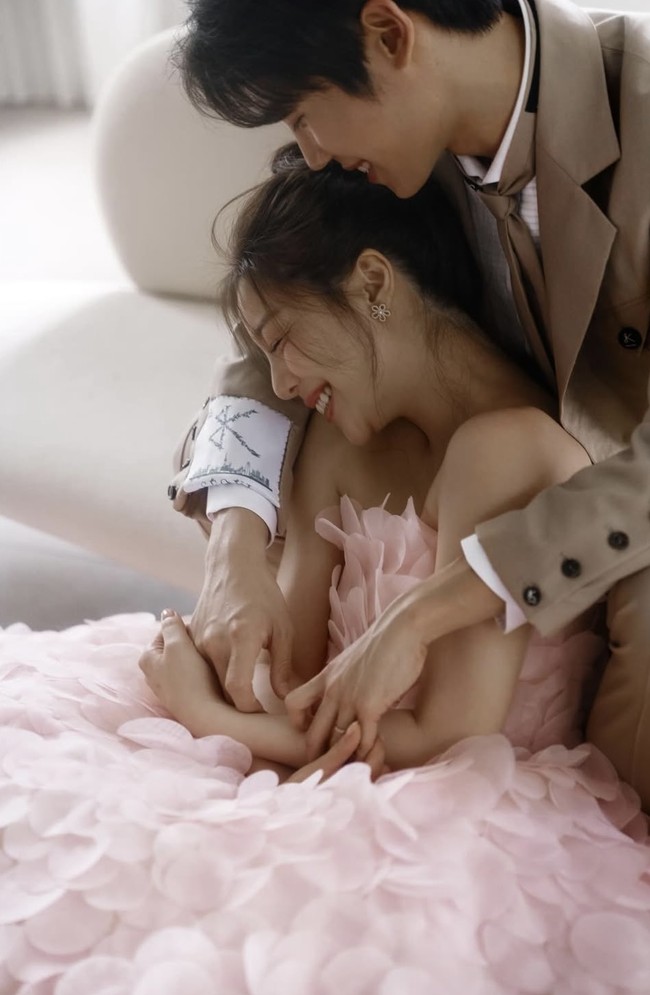 Dalam sejumlah foto prewedding yang dibagikan, Ailee dan Choi Si Hun berpose dengan anjing peliharaan. Bikin penggemar gemas. Foto: dok. Instagram @aileeonline