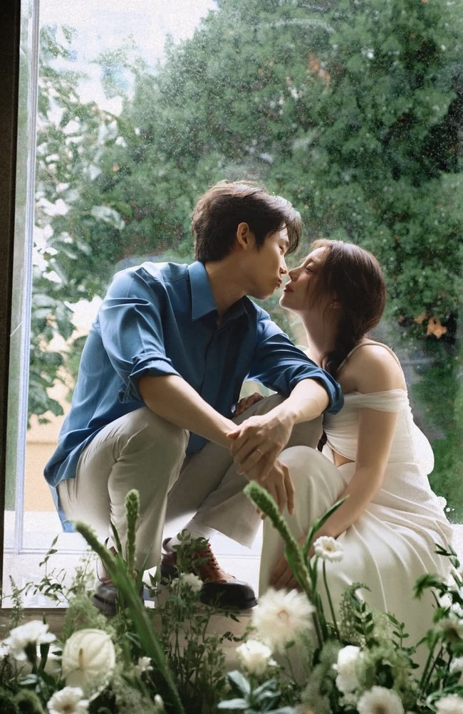 “GEMES SAMA MANIS BGT AAAAAA TERHARUUUUUUU,” “bahagia selalu nuna ku jaman smp ❤️❤️❤️” “senyumnya bahagia banget. langgeng terusss yaa😭😭” komentar sejumlah penggemar yang haru melihat Ailee dan Choi Si Hun bersanding. Foto: dok. Instagram @aileeonline