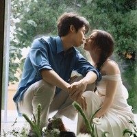 “GEMES SAMA MANIS BGT AAAAAA TERHARUUUUUUU,” “bahagia selalu nuna ku jaman smp ❤️❤️❤️” “senyumnya bahagia banget. langgeng terusss yaa😭😭” komentar sejumlah penggemar yang haru melihat Ailee dan Choi Si Hun bersanding. Foto: dok. Instagram @aileeonline