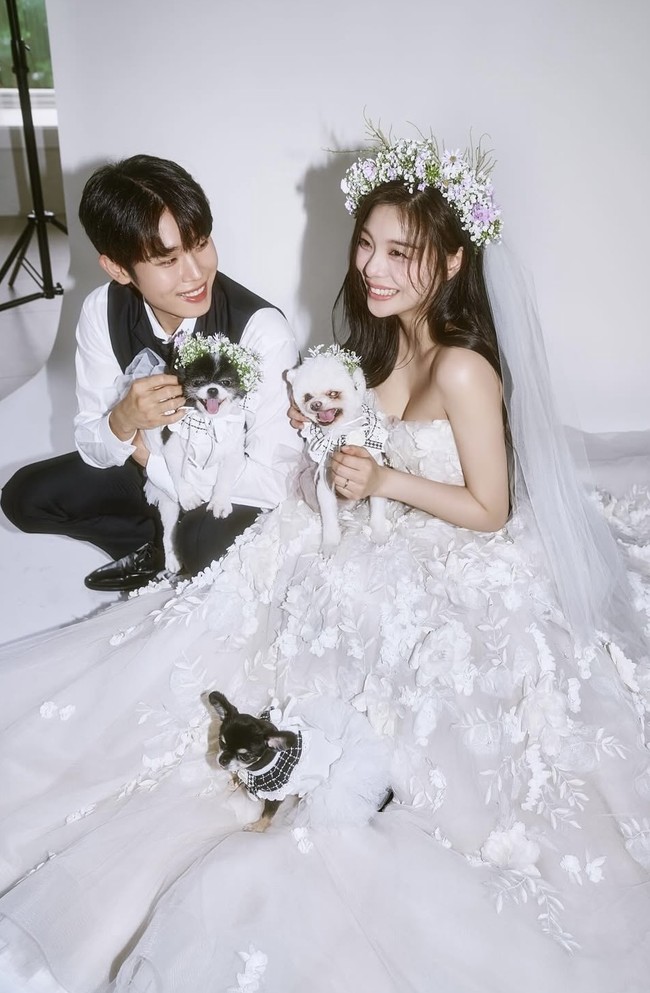 Solois Ailee dan kontestan acara perjodohan Netflix Single’s Inferno Choi Si Hun membagikan potret prewedding jelang pernikahannya pada tanggal 20 April 2025. Foto: dok. Instagram @aileeonline