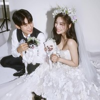 Solois Ailee dan kontestan acara perjodohan Netflix Single’s Inferno Choi Si Hun membagikan potret prewedding jelang pernikahannya pada tanggal 20 April 2025. Foto: dok. Instagram @aileeonline