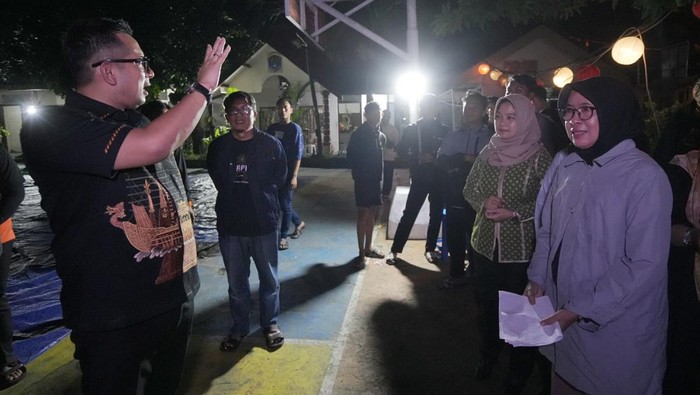 Lima Bus SMPN 7 Mojokerto tiba di Sekolah Usai Tragedi di Pantai Drini