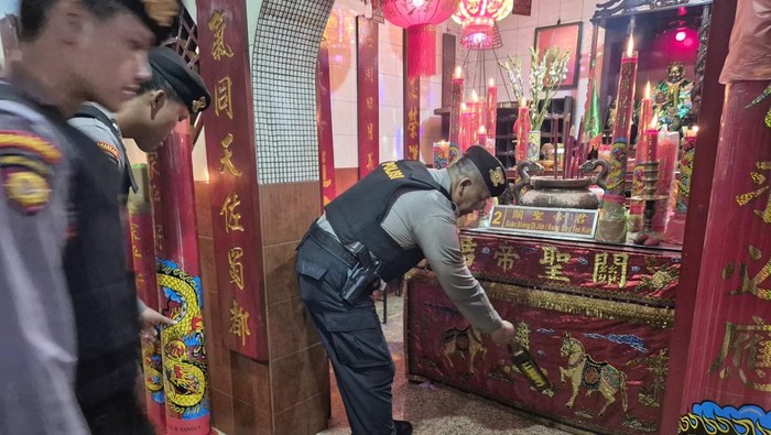 Anggota Polres Kediri Kota melakukan pengamanan Imlek 2025.