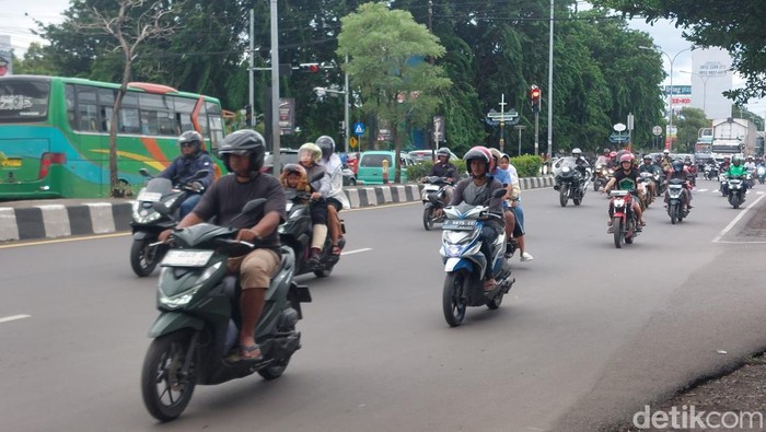 Arus lalu lintas di Jalur Pantura Cirebon, Rabu (29/1/2025) sore.