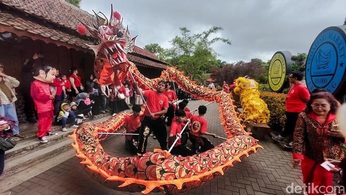 Atraksi Barongsai dan Naga Liong di Floating Market Lembang