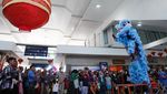 Barongsai Hibur Penumpang Kereta di Stasiun Surabaya Gubeng
