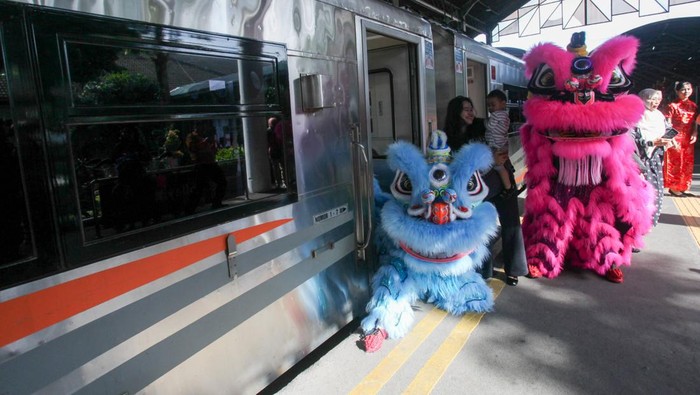 Barongsai beratraksi di Stasiun Surabaya Gubeng, Surabaya, Jawa Timur, Rabu (29/1/2025). PT Kereta Api Indonesia (KAI) Daerah Operasi 8 Surabaya menggelar atraksi barongsai untuk menghibur penumpang kereta api dan menyemarakkan perayaan Tahun Baru Imlek. ANTARA FOTO/Didik Suhartono/tom.