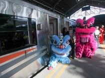 Barongsai Hibur Penumpang Kereta di Stasiun Surabaya Gubeng