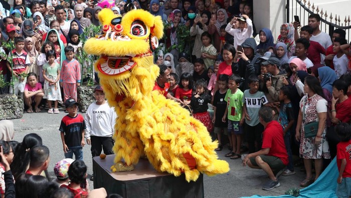 Sejumlah barongsai melakukan atraksi padaperayaan Imlek di halaman Sekretariat Hakka, Banda Aceh, Aceh, Rabu (29/1/2025). Yayasan Hakka Aceh bersama Federasi Olahraga Barongsai Indonesia (FOBI) Aceh mengelar pertunjukkan barongsai di 22 lokasi untuk memeriahkan imlek 2576 Kongzili. ANTARA FOTO/Irwansyah Putra/YU