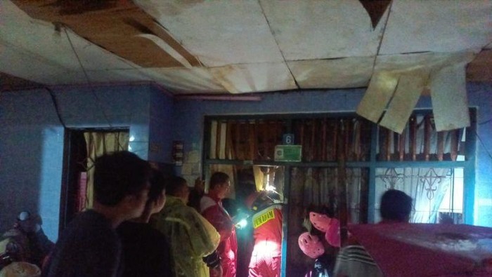Bangunan dua lantai di Duren Sawit ambruk (dok.Antara)