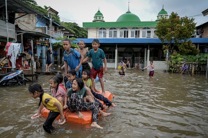 Sejumlah anak bermain di tengah banjir di Rawa Terate, Cakung, Jakarta Timur, Rabu (29/1/2025). BPBD DKI Jakarta mencatat sebanyak 54 RT dan 23 ruas jalan tergenang banjir yang terjadi akibat hujan lebat di wilayah Jakarta sejak Selasa (28/1) malam. ANTARA FOTO/Fauzan/tom.