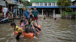 Banjir Cakung Jadi Arena Bermain Anak-anak