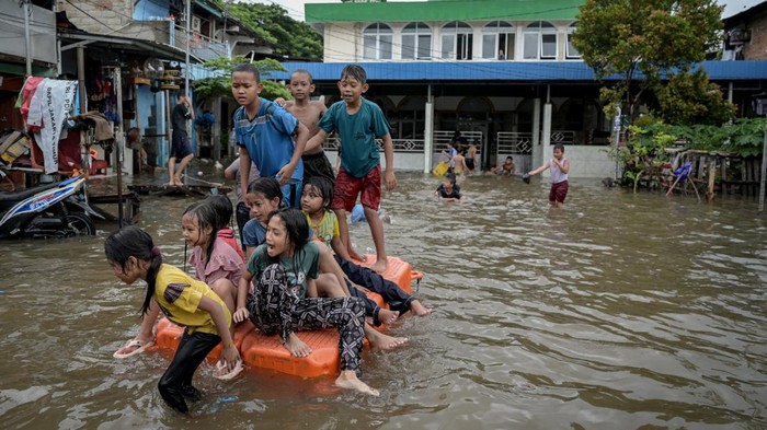 Sejumlah anak bermain di tengah banjir di Rawa Terate, Cakung, Jakarta Timur, Rabu (29/1/2025). BPBD DKI Jakarta mencatat sebanyak 54 RT dan 23 ruas jalan tergenang banjir yang terjadi akibat hujan lebat di wilayah Jakarta sejak Selasa (28/1) malam. ANTARA FOTO/Fauzan/tom.