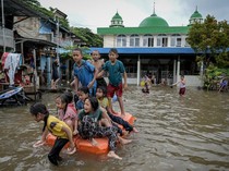Banjir Cakung Jadi Arena Bermain Anak-anak