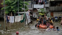 BPBD DKI Jakarta mencatat sebanyak 54 RT dan 23 ruas jalan tergenang banjir yang terjadi akibat hujan lebat di wilayah Jakarta sejak Selasa (28/1) malam.