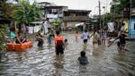 Banjir Cakung Jadi Arena Bermain Anak-anak