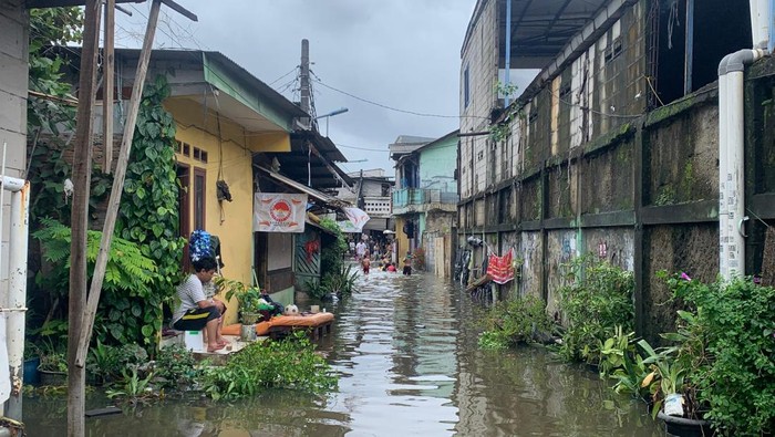 Banjir masih menggenangi wilayah Cengkareng, Jakarta Barat, Rabu (29/1/2025). Warga mengaku sudah terbiasa dengan banjir tersebut.