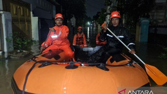 Banjir di kawasan Bidara Cina, Jakarta Timur, pada Selasa, 28 Januari 2025 malam (Dok.Antara)