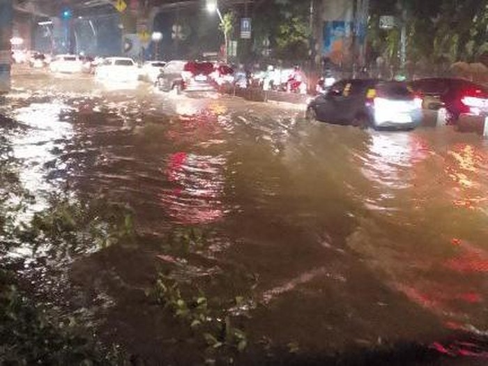 Banjir di kawasan Kelapa Gading pada Selasa, 28 Januari 2025 malam (dok.istimewa)