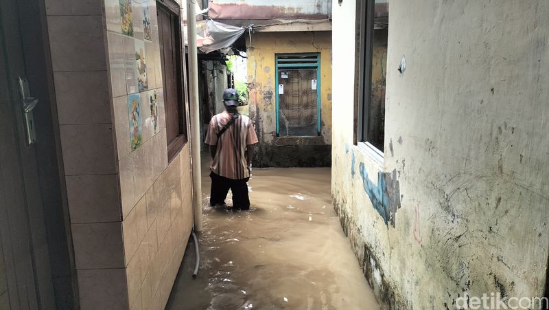 Banjir Kampung Kebon Pala, Kampung Melayu, Jakarta TImur, 29 Januari 2025 pukul 10.45 WIB. (Maulani Mulianingsih/detikcom)