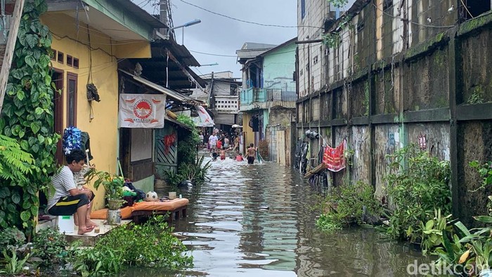 Banjir masih menggenangi wilayah Duri Kosambi, Cengkareng, Jakarta Barat, hingga Rabu (29/1/2025) pagi. Foto: Mulia/detikcom.
