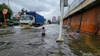Banjir yang menggenangi jalan tersebut setinggi 40-an cm.
