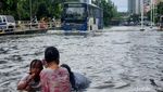 Banjir Rendam Jalan Satria Grogol