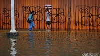 Banjir juga mengganggu aktivitas warga.