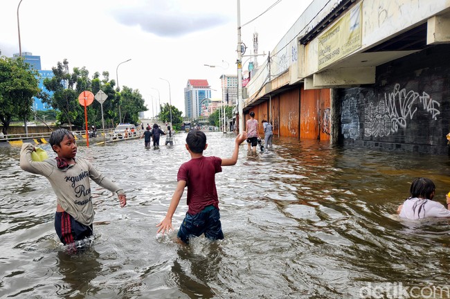 Data dan Fakta Banjir Masih Rendam Jakarta