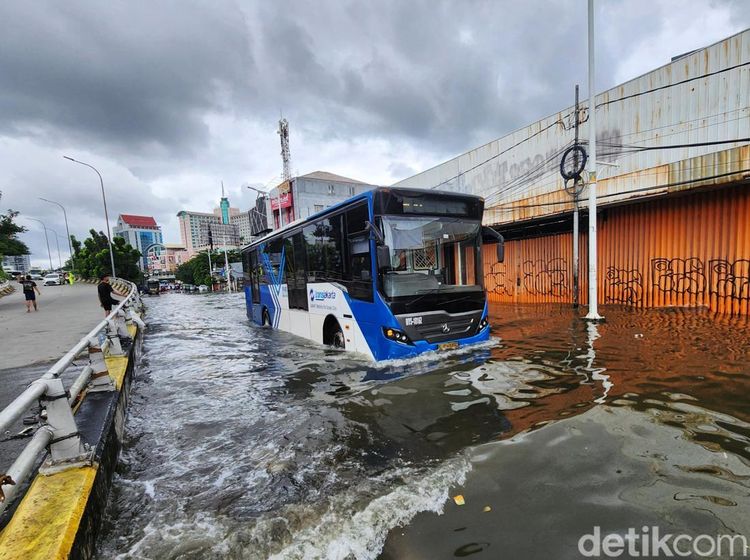 Banjir Rendam Jalan Satria Grogol