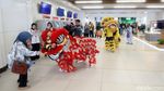 Barongsai Hibur Penumpang Kereta Cepat